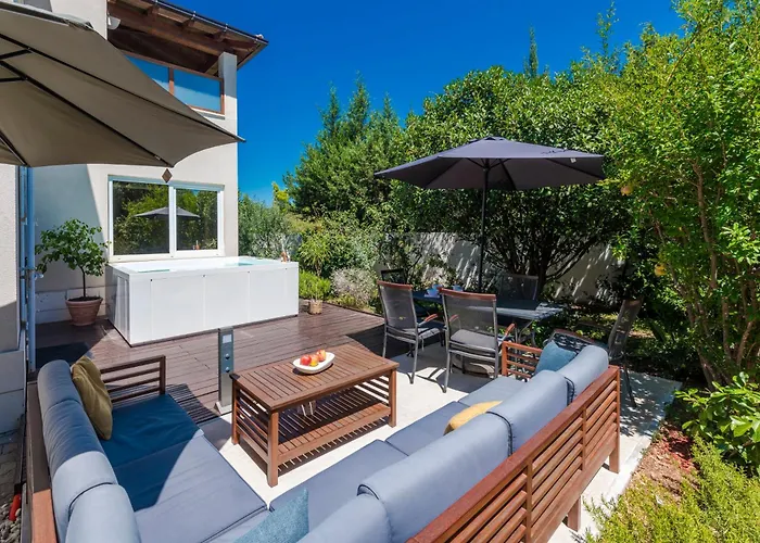 Apartment With Terrace And Mini Pool Green Gold