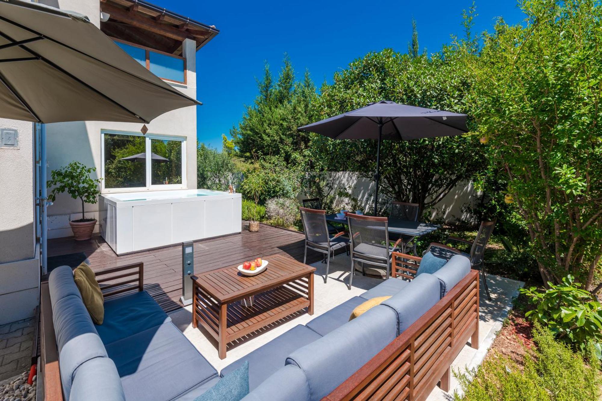 With Terrace And Mini Pool Gold Apartment